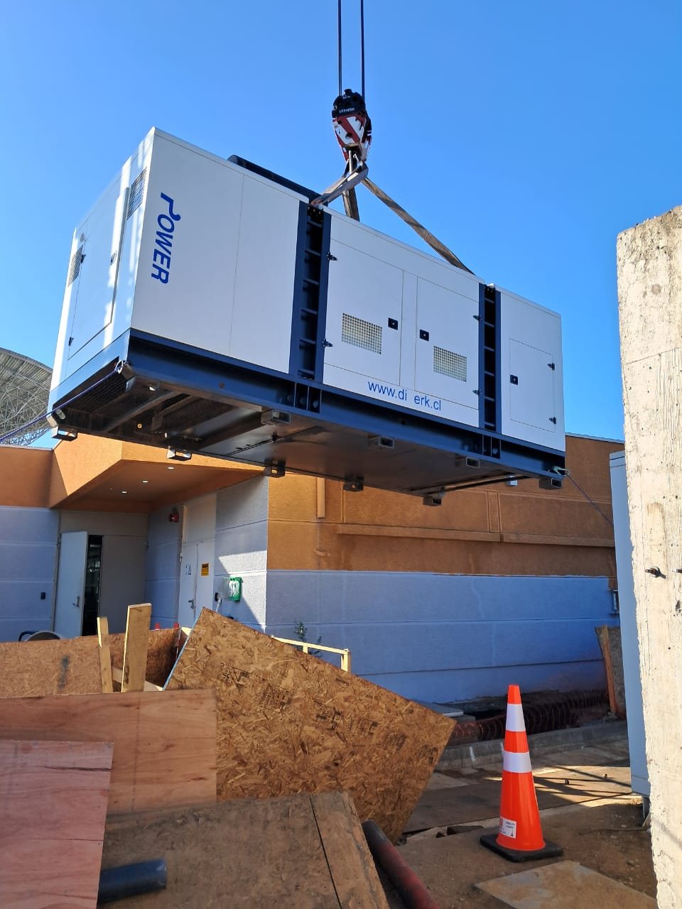 Montaje de equipamiento crítico en centro tecnológico